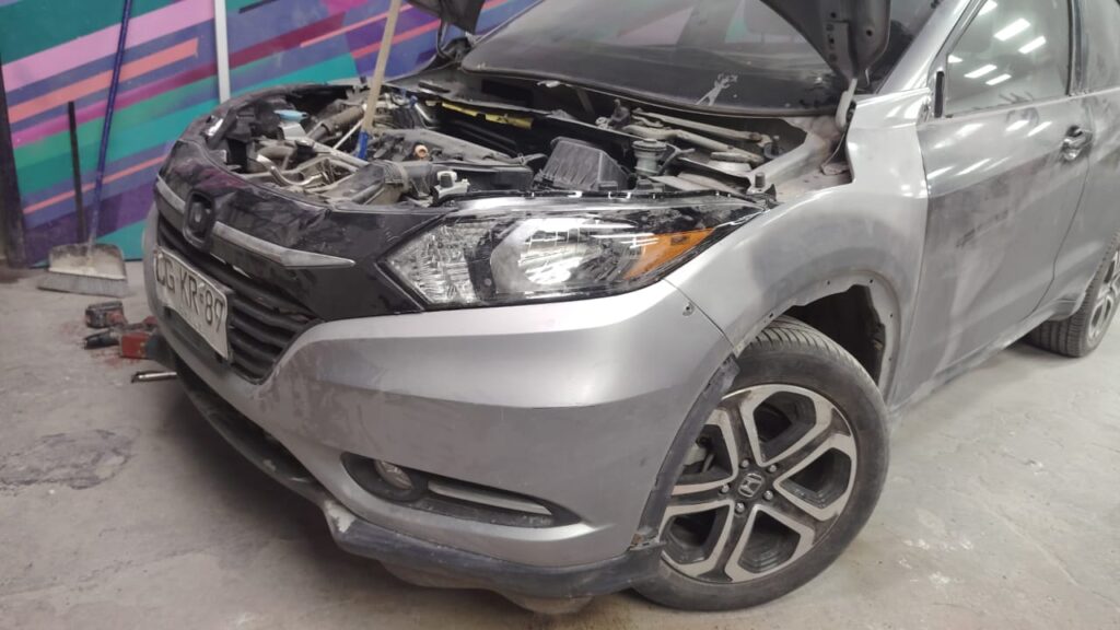 Desabolladura y pintura Honda HR-V en Conchalí reparación de choque delantero Fastline 7